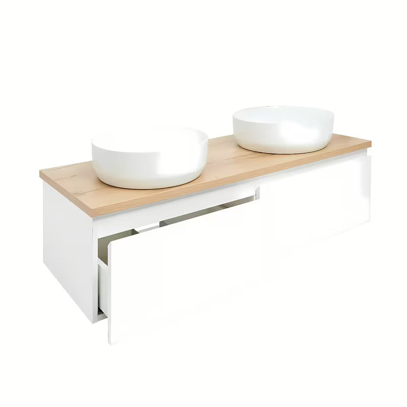 Viseča kopalniška omarica SAT B-Way v beli sijajni izvedbi s pokrivno ploščo v dekorju hrasta in z dvojnim umivalnikom na pult.