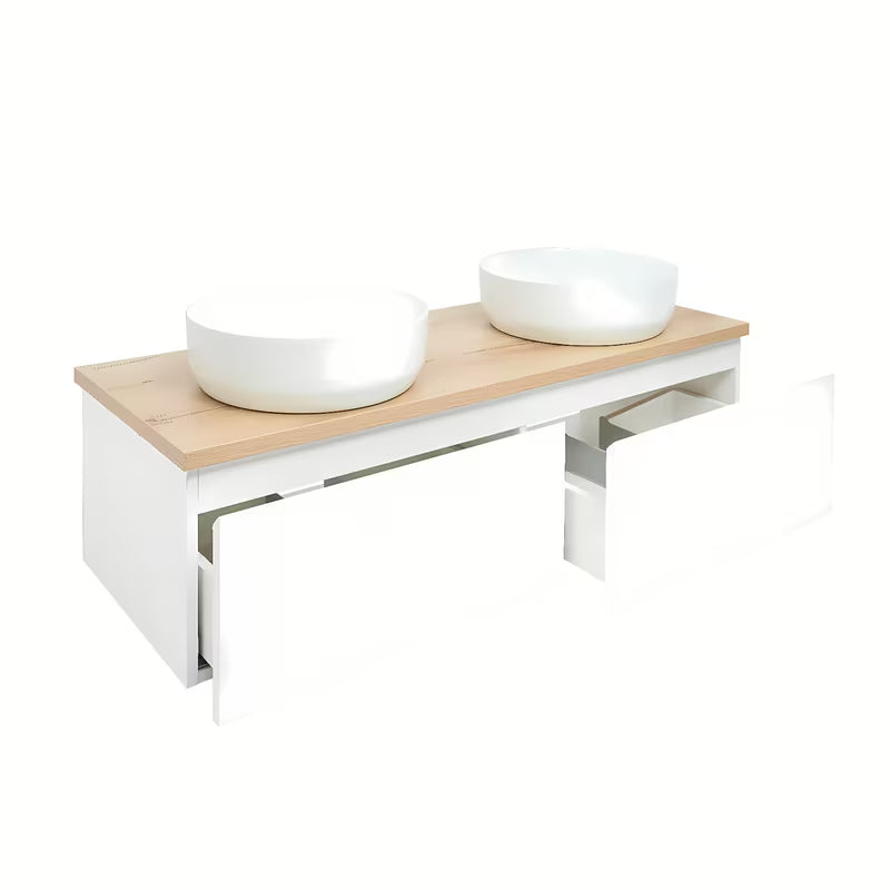 Viseča kopalniška omarica SAT B-Way v beli sijajni izvedbi s pokrivno ploščo v dekorju hrasta in z dvojnim umivalnikom na pult.