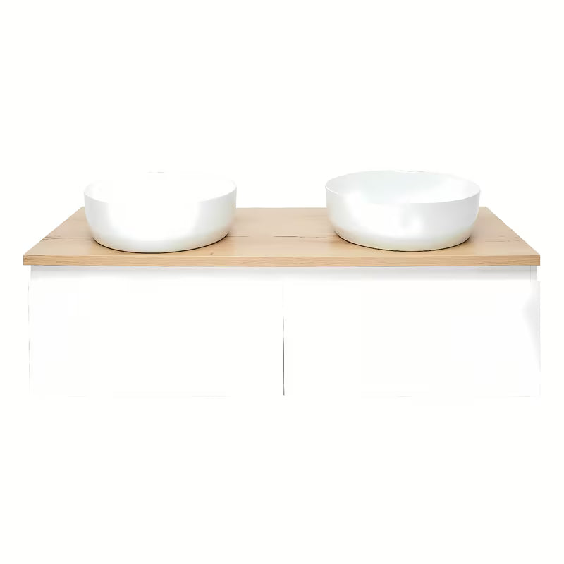 Viseča kopalniška omarica SAT B-Way v beli sijajni izvedbi s pokrivno ploščo v dekorju hrasta in z dvojnim umivalnikom na pult.