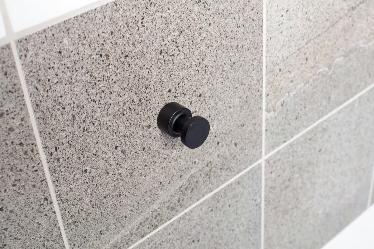 Crni stenski kavelj SAT B-Way R za kupaonicu pro ručnike i ogrtače