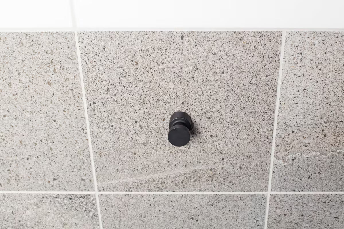 Crni stenski kavelj SAT B-Way R za kupaonicu pro ručnike i ogrtače