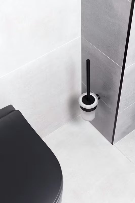Stenska WC ščetka SAT B-Way R v mat črni barvi z zaobljenim minimalističnim dizajnom.