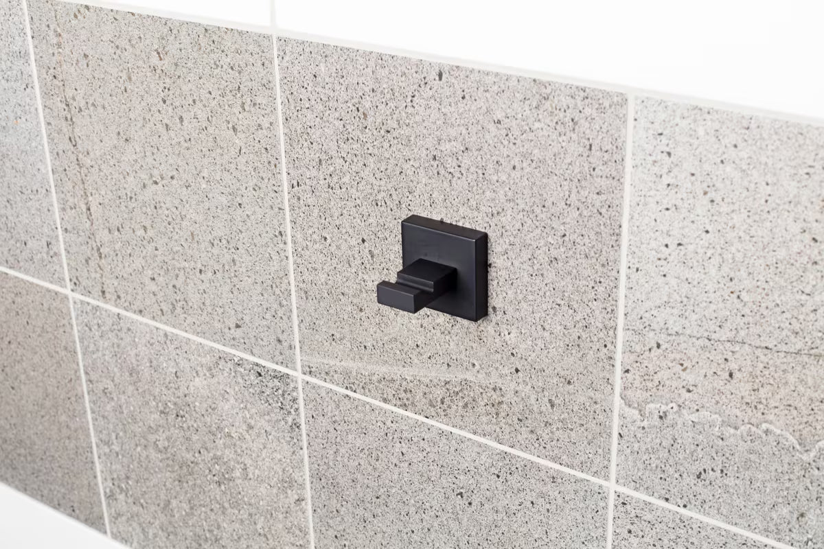 Stenski kupaonski kavelj SAT B-Way S u crnoj mat izvedbi od aluminija