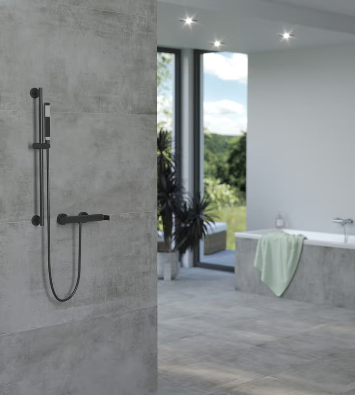 Mat crna enoročna armatura za tuš SAT B-Way pro za zidnu montažu, modernog dizajna.