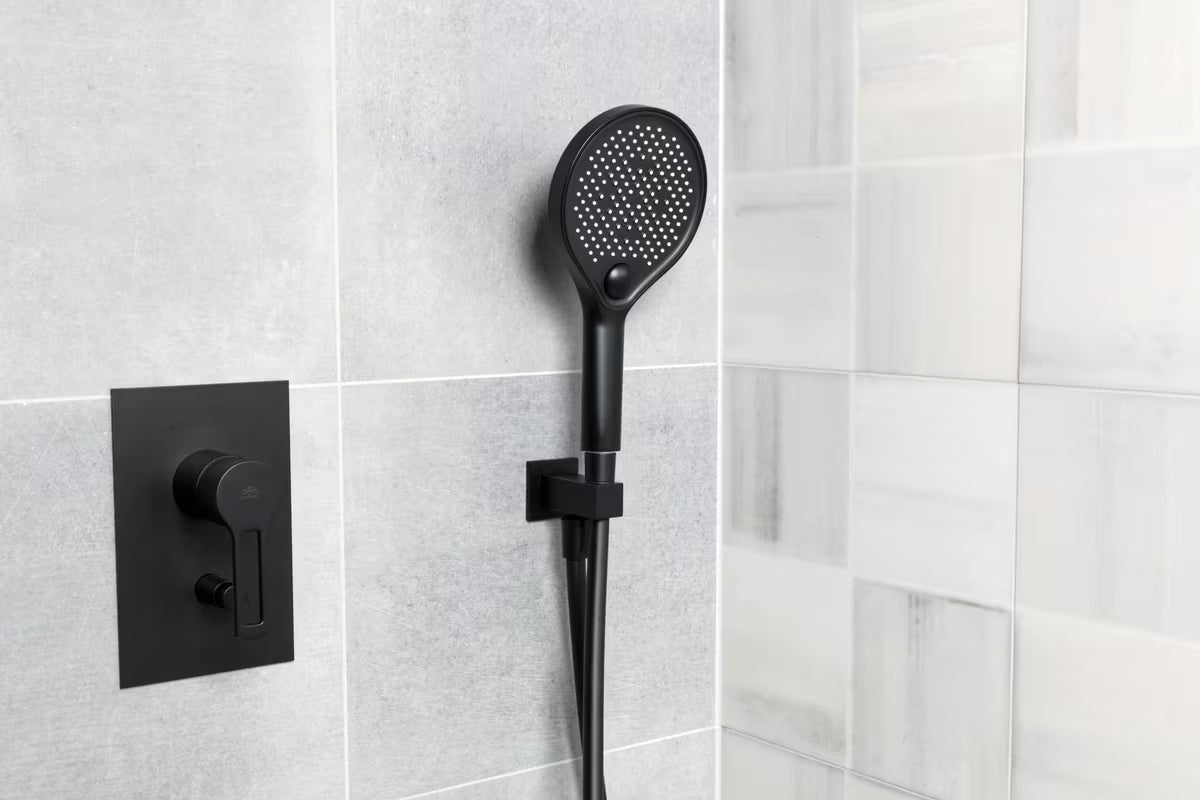 Ručna tuš ročka SAT B-Way u mat crnoj izvedbi s 3 funkcije i promjerom 13 cm.