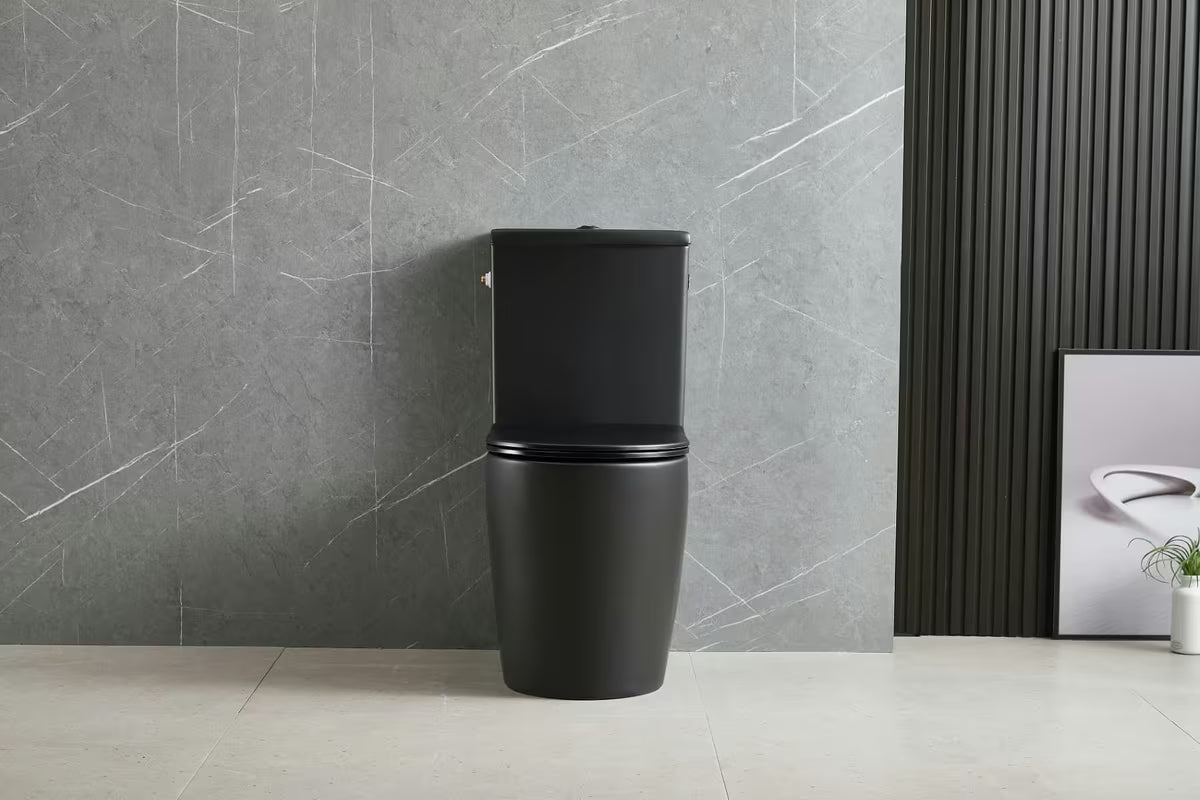 Samostoječi WC monoblok SAT Brevis v črno-mat izvedbi z brezrobno školjko in sedežem mehko Zapiranje Soft Close.