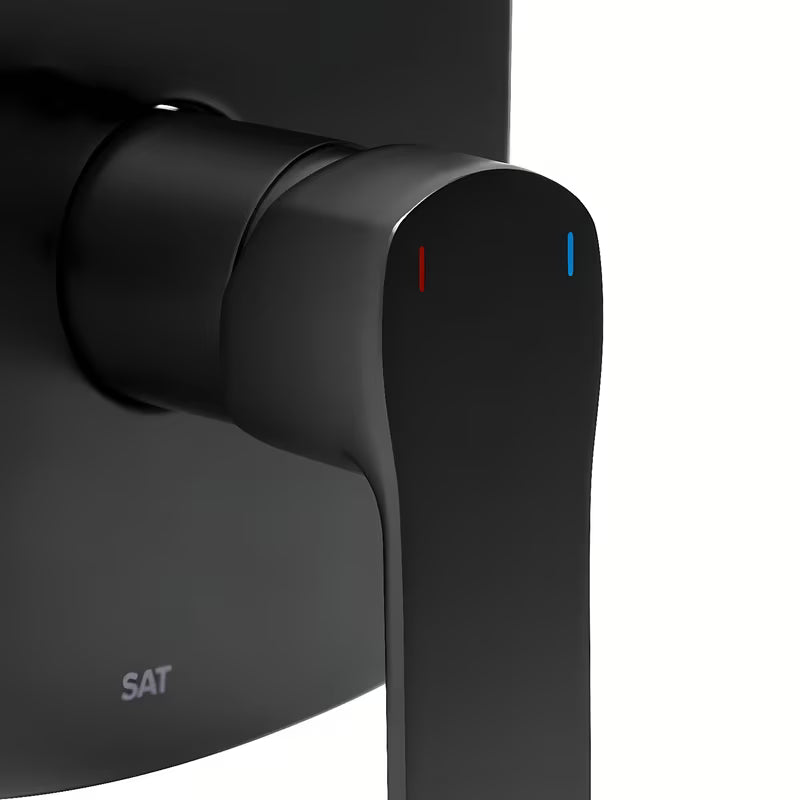 Podometna enoročna armatura za tuš SAT Cube Way v črni mat izvedbi pro moderno kopalnico.
