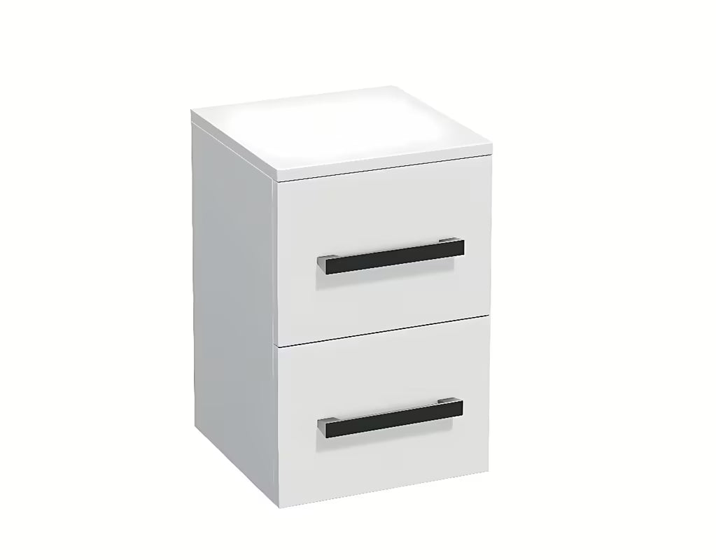Nizka kopalniška omarica SAT Cube Way v beli sijajni izvedbi z dvema predaloma in kromiranimi ročaji.