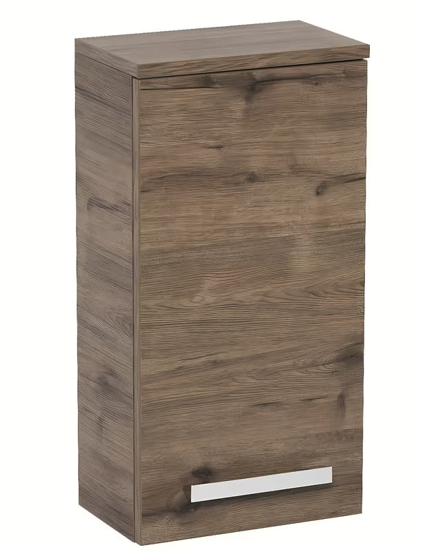 Viseča kopalniška omarica SAT Cube Way 32,5 x 20 x 63 cm u dekoru hrasta wellington s kromiranom ručkicom.