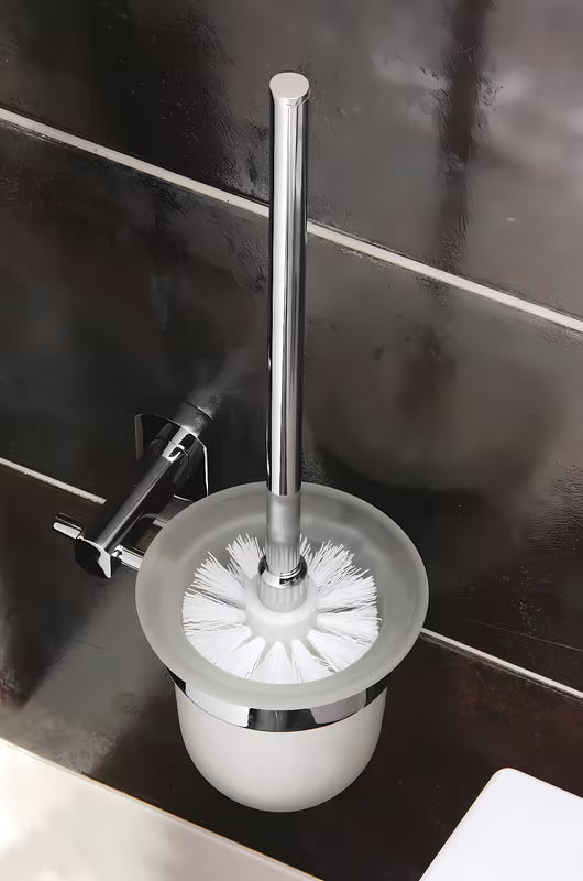 Stenska WC ščetka SAT Cube Way v krom izvedbi z zaobljenim dizajnom pro za sodobno kopalnico.