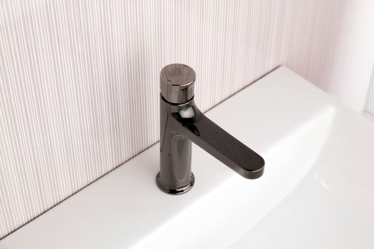 SAT Dark armatura za umivalnik brez odtoka v izvedbi PVD gun metal za stoječo montažo in z ročnim upravljanjem.