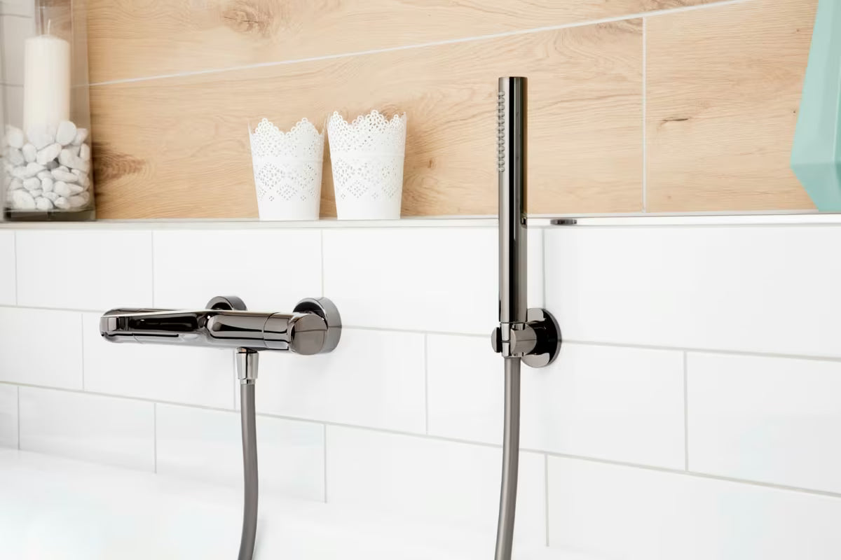 Termostatska stenska armatura za kad SAT Dark u mat izvedbi PVD gun metal brez tuš seta.