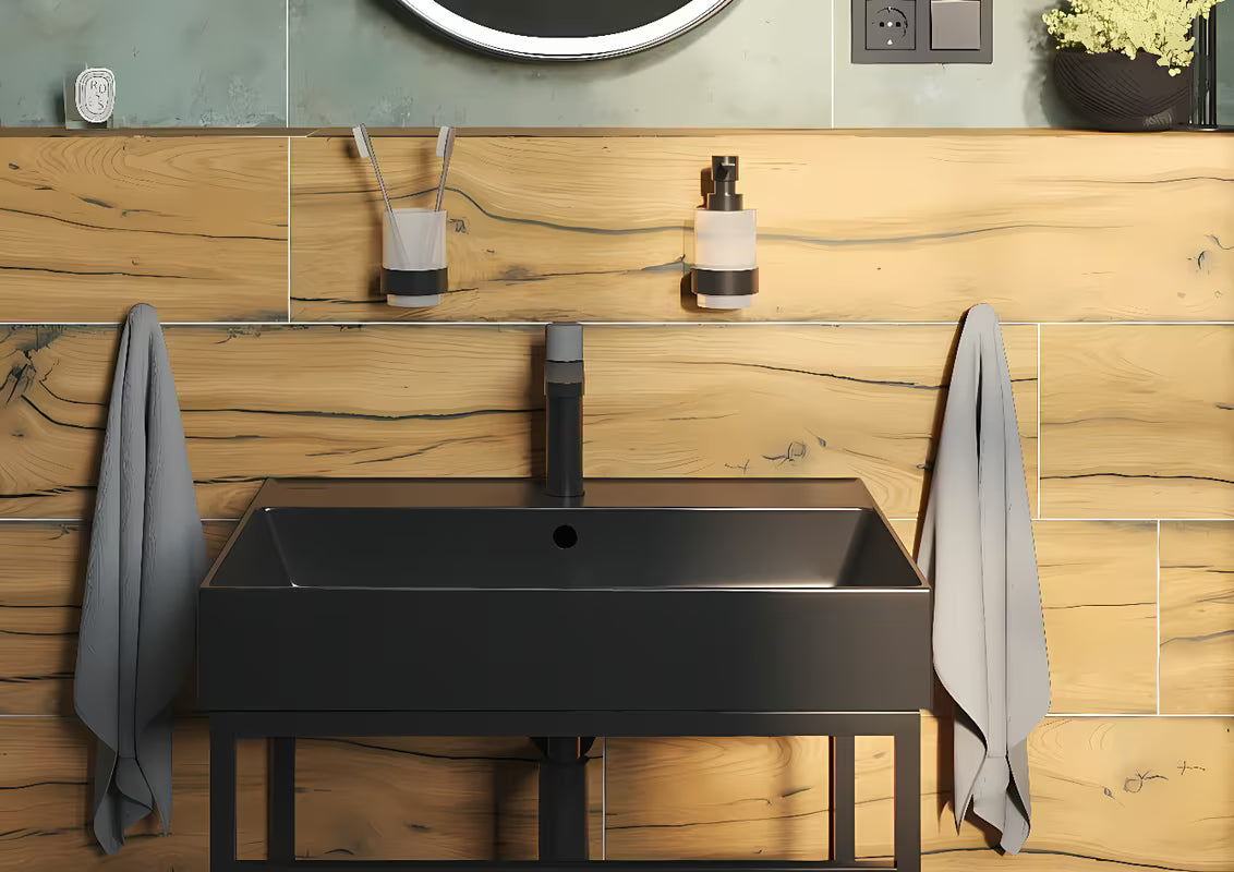 Crni stenski dozirnik za milo SAT Project u modernom minimalističkom dizajnu