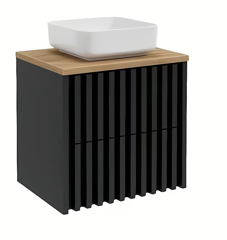 Viseča kopalniška omarica SAT Delano v črni mat barvi z zgornjo ploščo v dekorju hrasta in letvičasto fronto.