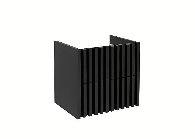 Viseča kopalniška omarica SAT Delano u mat crnoj boji s hrastovom gornjom pločom i letvičastom frontom.