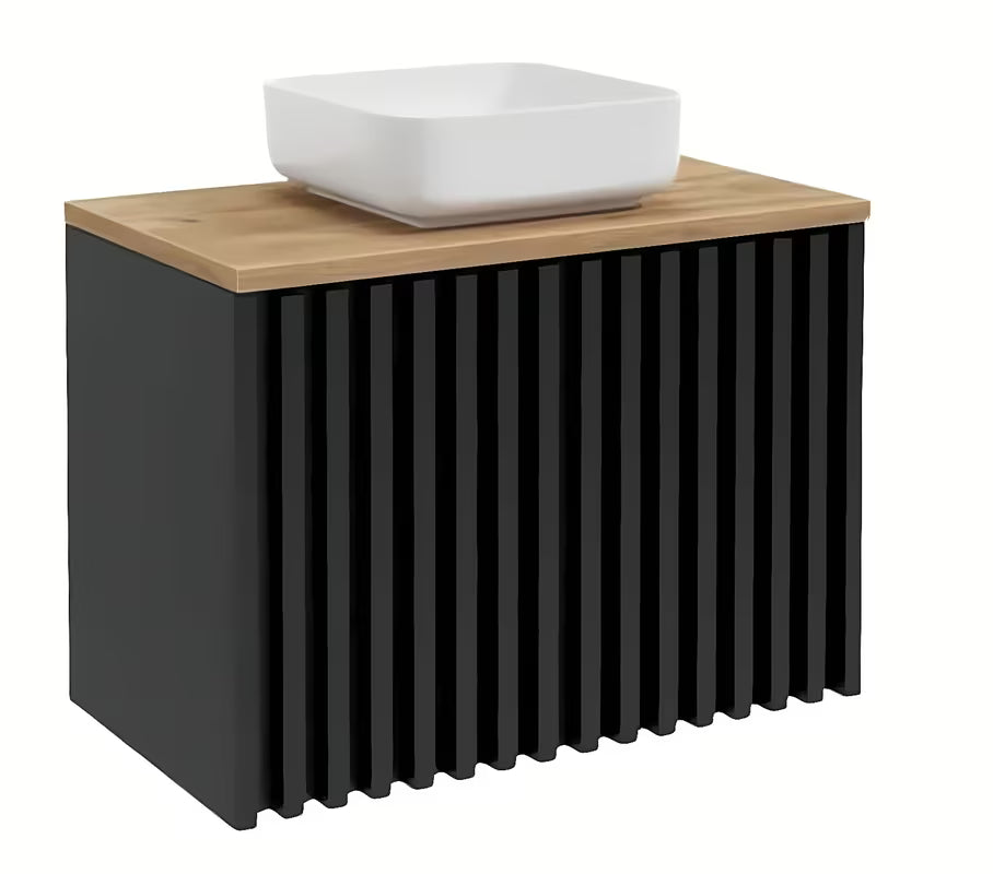 Viseča kopalniška omarica SAT Delano u mat crnoj boji s hrastovom gornjom pločom i okomitim letvicama.