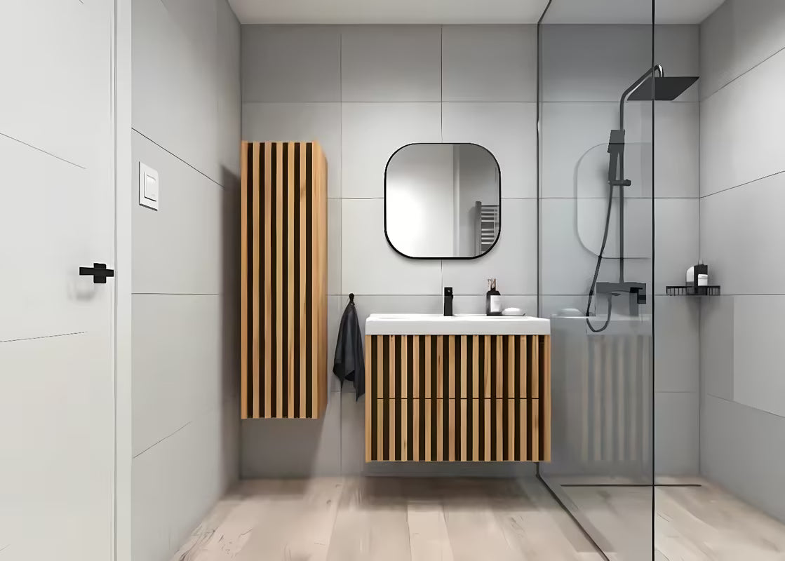 Viseča kopalniška omarica SAT Delano u dekoru mat hrasta s crnom podlogom i vertikalnim letvicama.