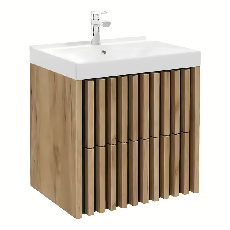 Viseča kopalniška omarica s keramičkim umivaonikom SAT Delano u dekoru hrasta s modernim vertikalnim letvicama.