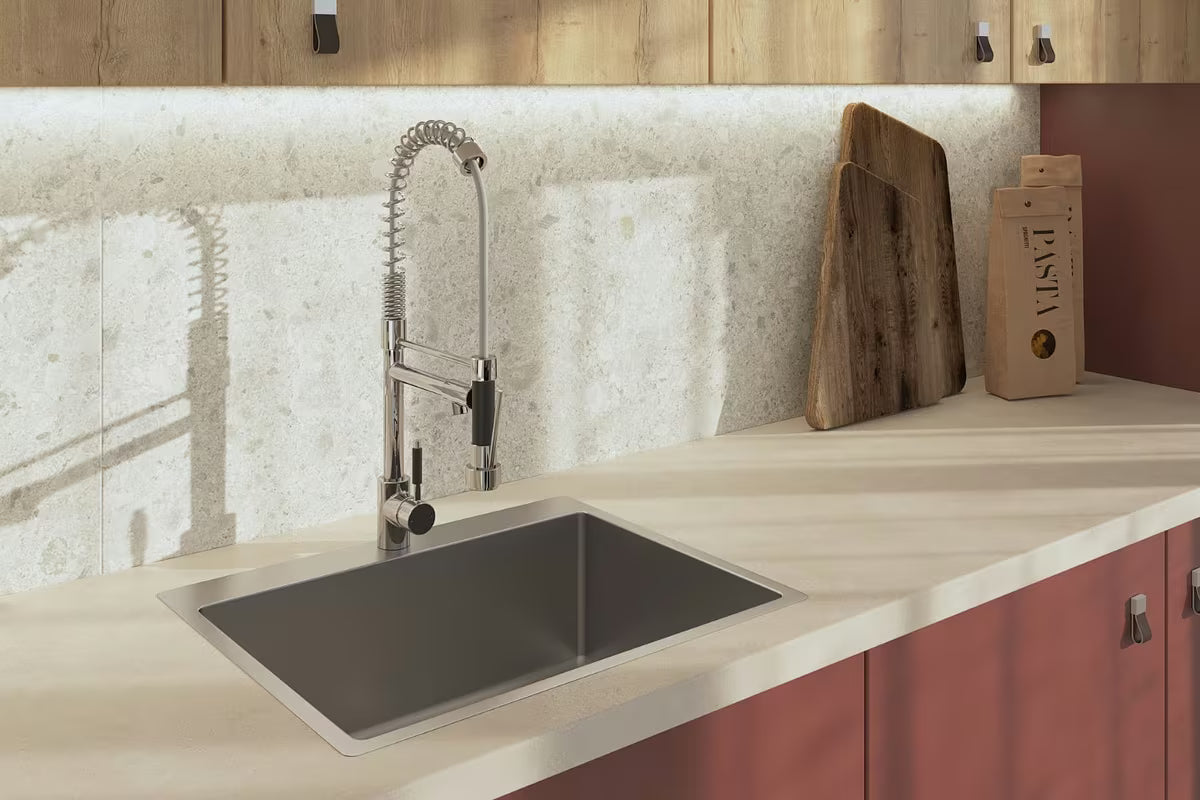 Kromirana armatura za pomivalno korito SAT Chrome s tušem, zakretnim izljevom i upravljanjem ručicom