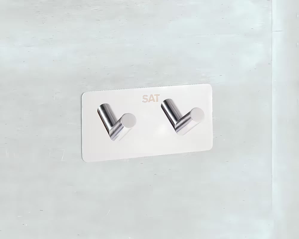 Samolepilno dvojni kavelj SAT Chrome u krom izvedbi od poliranog nehrđajućeg čelika