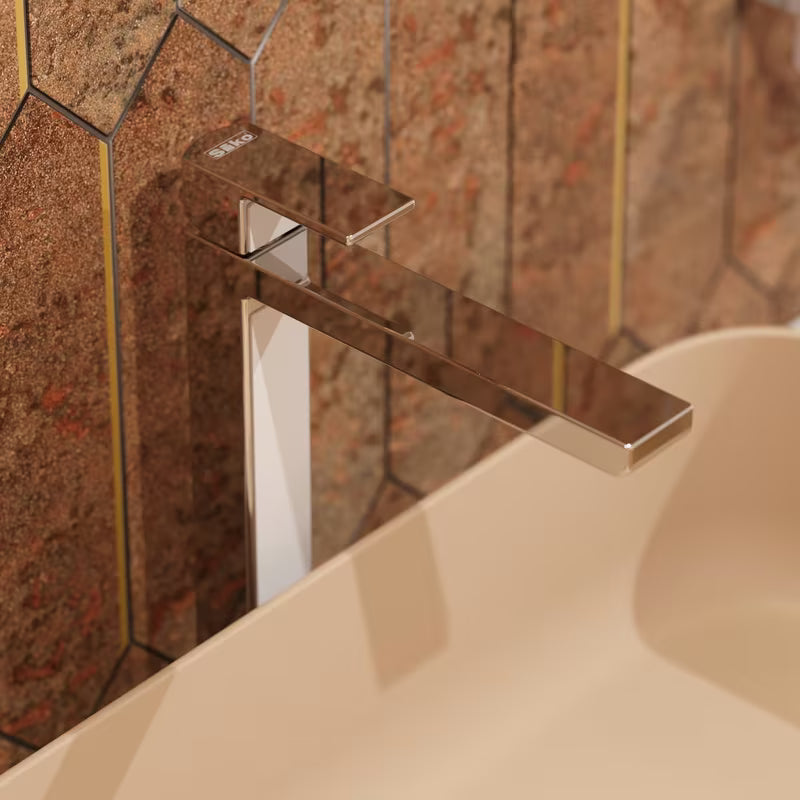 Visoka stoječa armatura za umivalnik SAT Elements v izvedbi bela/krom brez odtoka.