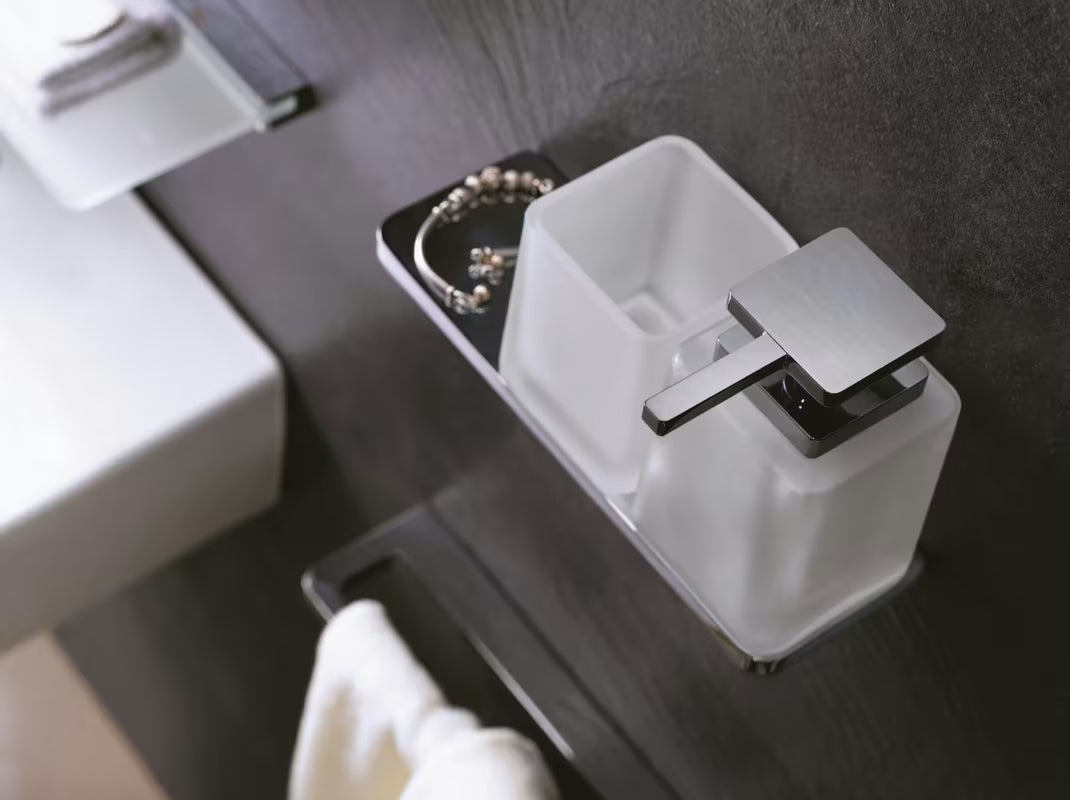 Stenska kozarec SAT Evolution S od satiniranog stakla za kupaonicu.