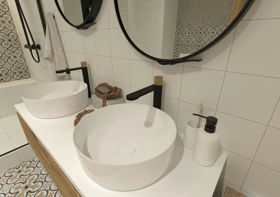 Bijeli dozirnik za milo SAT Feel modernog dizajna za kupaonicu