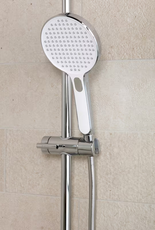 Tušni sistem SAT Fusion v beli in krom barvi s stensko enoročno armaturo in tremi funkcijami prhanja.