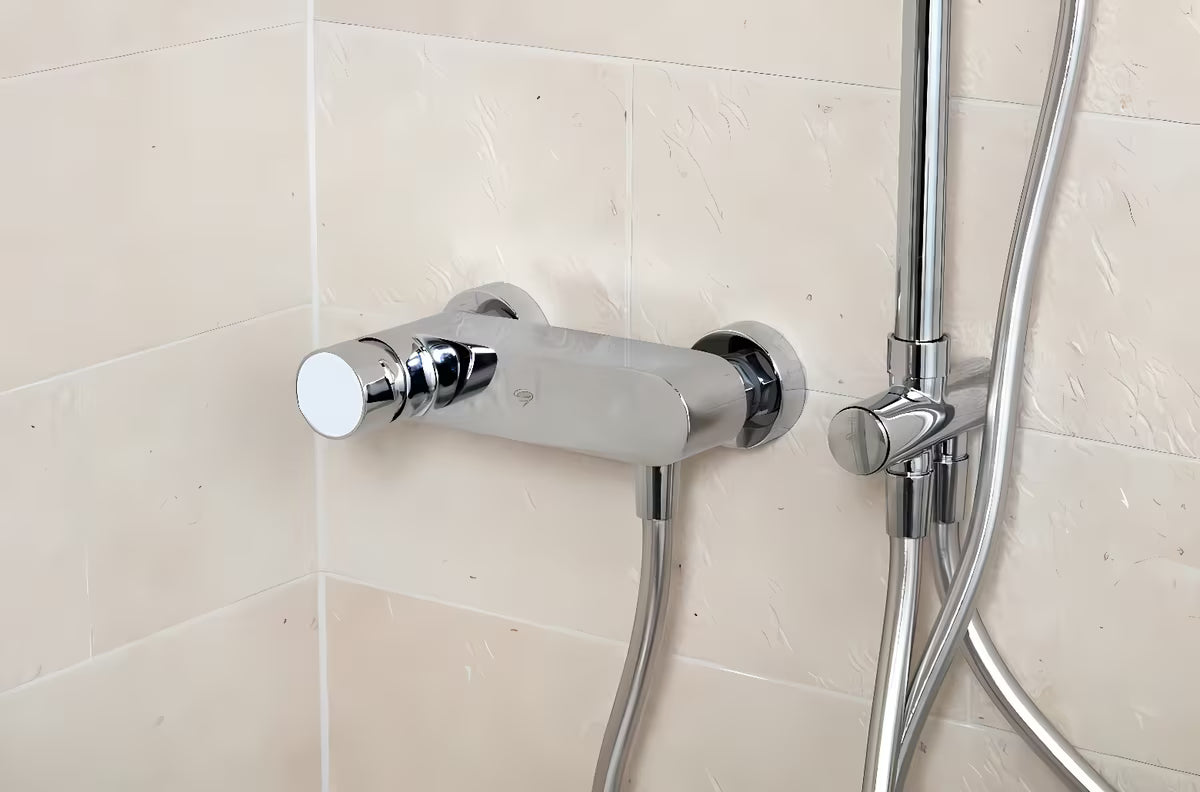 Stenska enoročna armatura za tuš SAT Fusion u krom izvedbi s bijelom staklenom ručicom