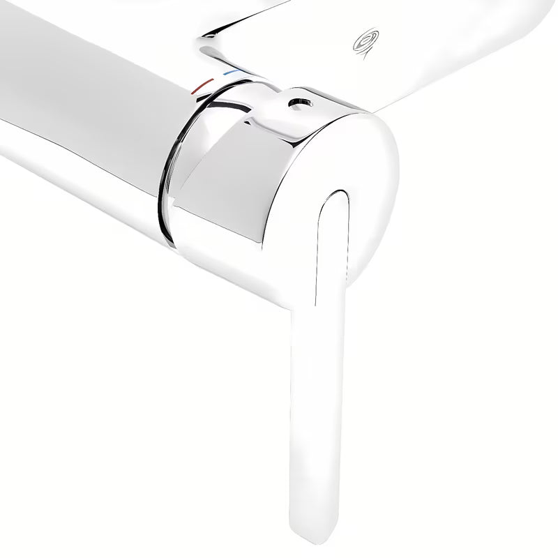 Kromirana enoročna armatura za tuš SAT Fusion s crnom upravljačkom ručicom pro za zidnu ugradnju.