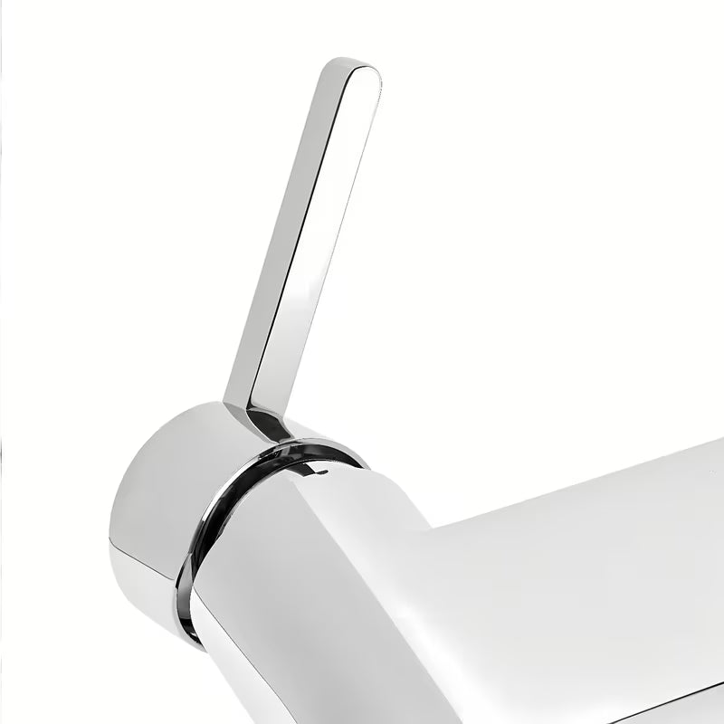 Kromirana enoročna armatura za tuš SAT Fusion s crnom upravljačkom ručicom pro za zidnu ugradnju.