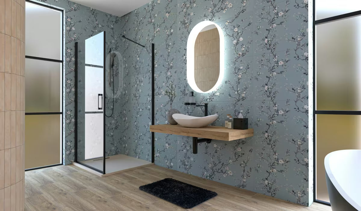 Svijetlosiva kopalniška preproga SAT Infinitio s mekanim dugim vlaknima i protukliznim donjim slojem.