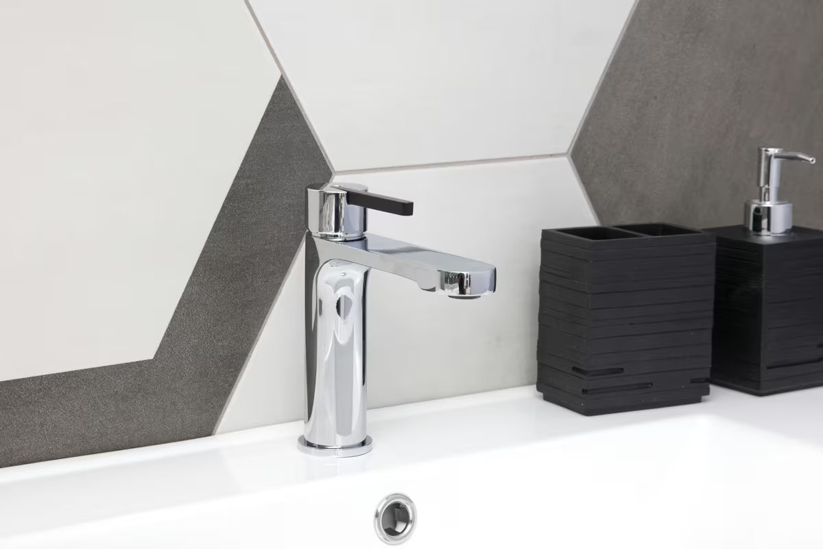 Armatura za Umivalnik SAT Fusion u krom izvedbi s crnim detaljima