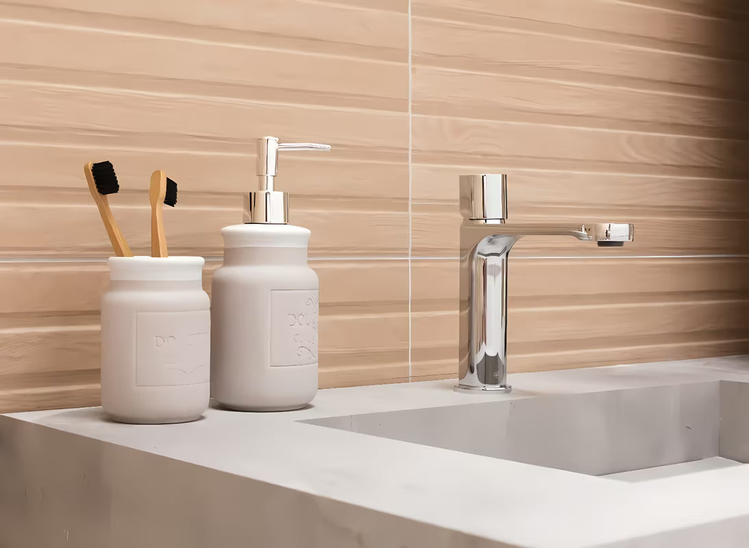 Kromirana armatura za umivalnik SAT Fusion s ručicom od bijelog stakla i štedljivim perlatorom