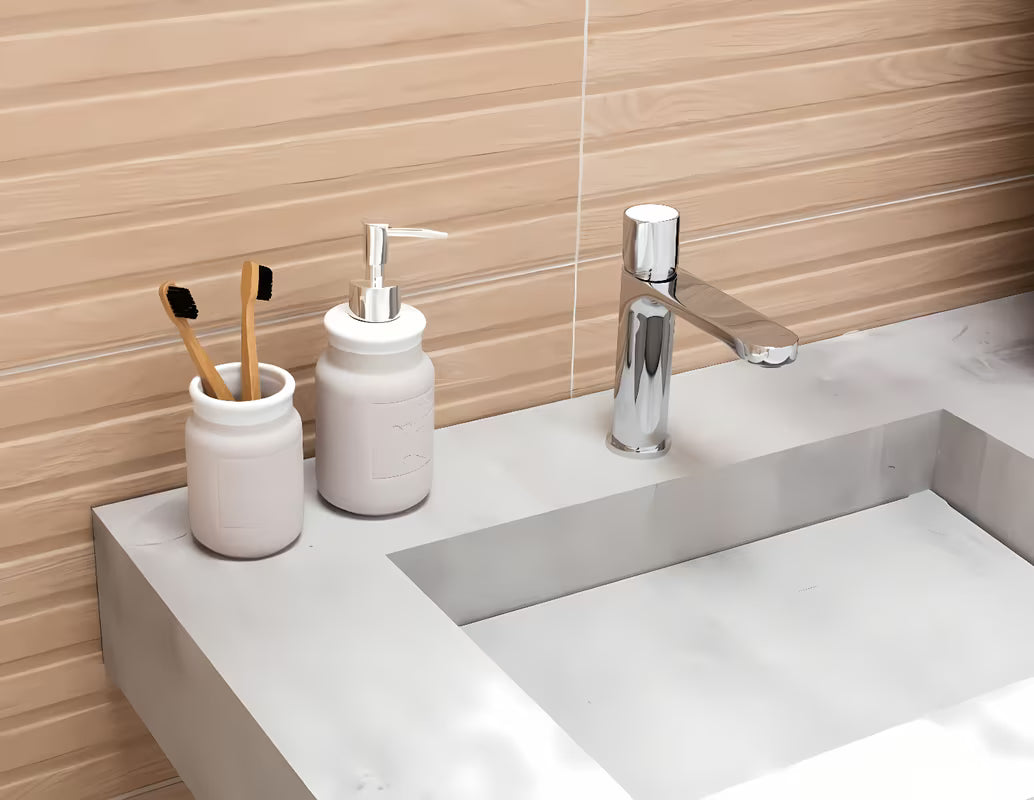 Kromirana armatura za umivalnik SAT Fusion s ručicom od bijelog stakla i štedljivim perlatorom