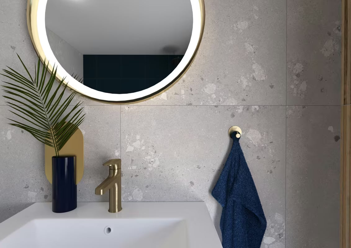 Kupaonski kavelj SAT od nehrđajućeg čelika u izvedbi brušeno zlato.