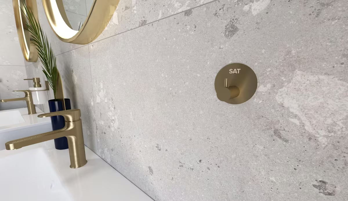 Kupaonski kavelj SAT od nehrđajućeg čelika u izvedbi brušeno zlato.