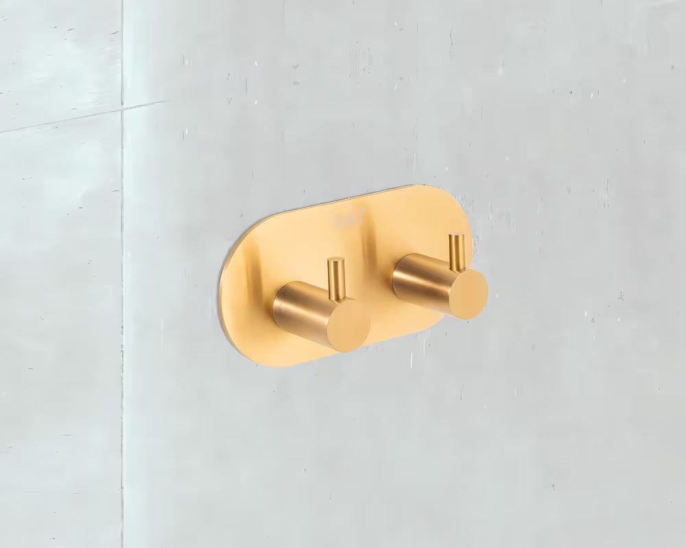 Kupaonski kavelj SAT u izvedbi brušeno zlato pro montaža lijepljenjem bez bušenja.