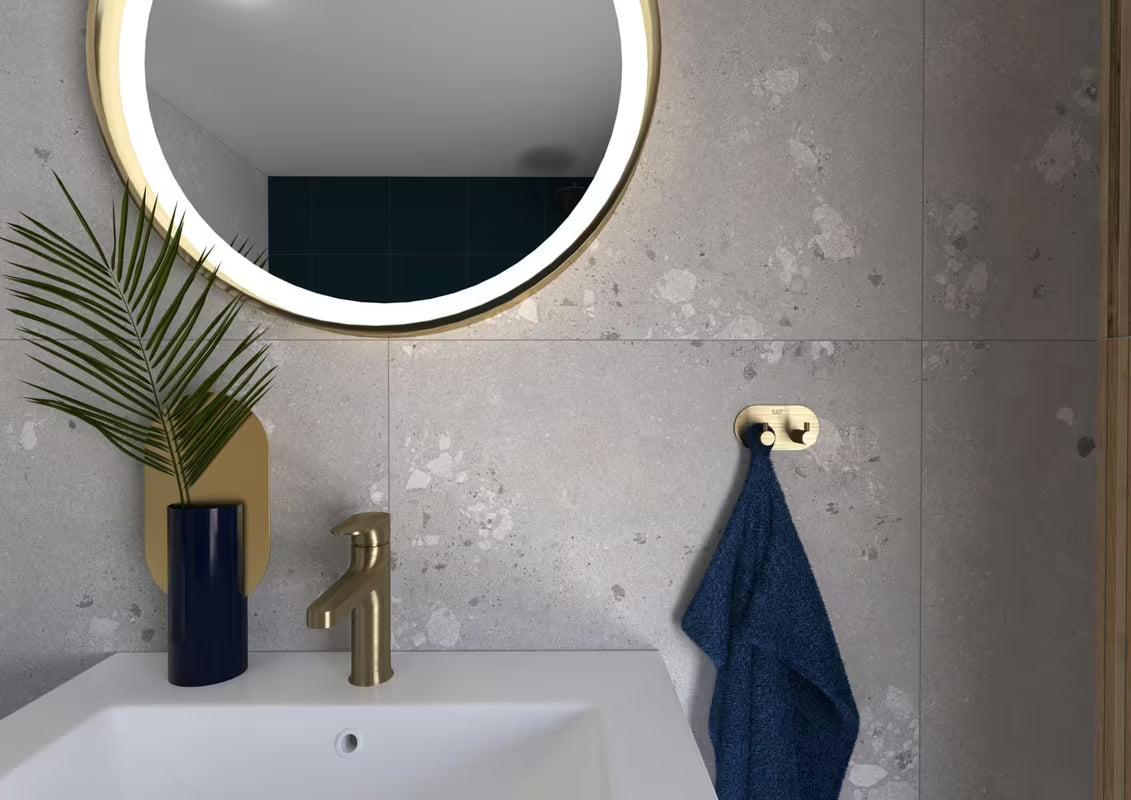 Kupaonski kavelj SAT u izvedbi brušeno zlato pro montaža lijepljenjem bez bušenja.