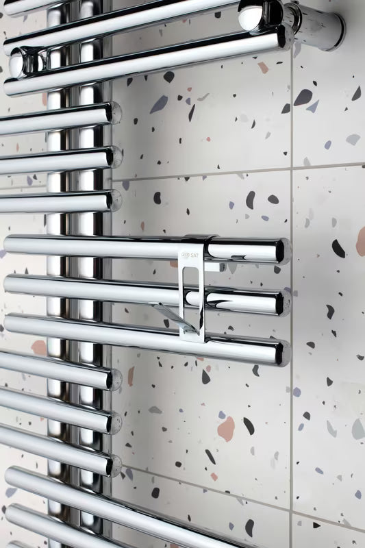 Kromirani metalni kavelj SAT Chrome pro za vješanje na radiator sa zaštitnom 3M trakom