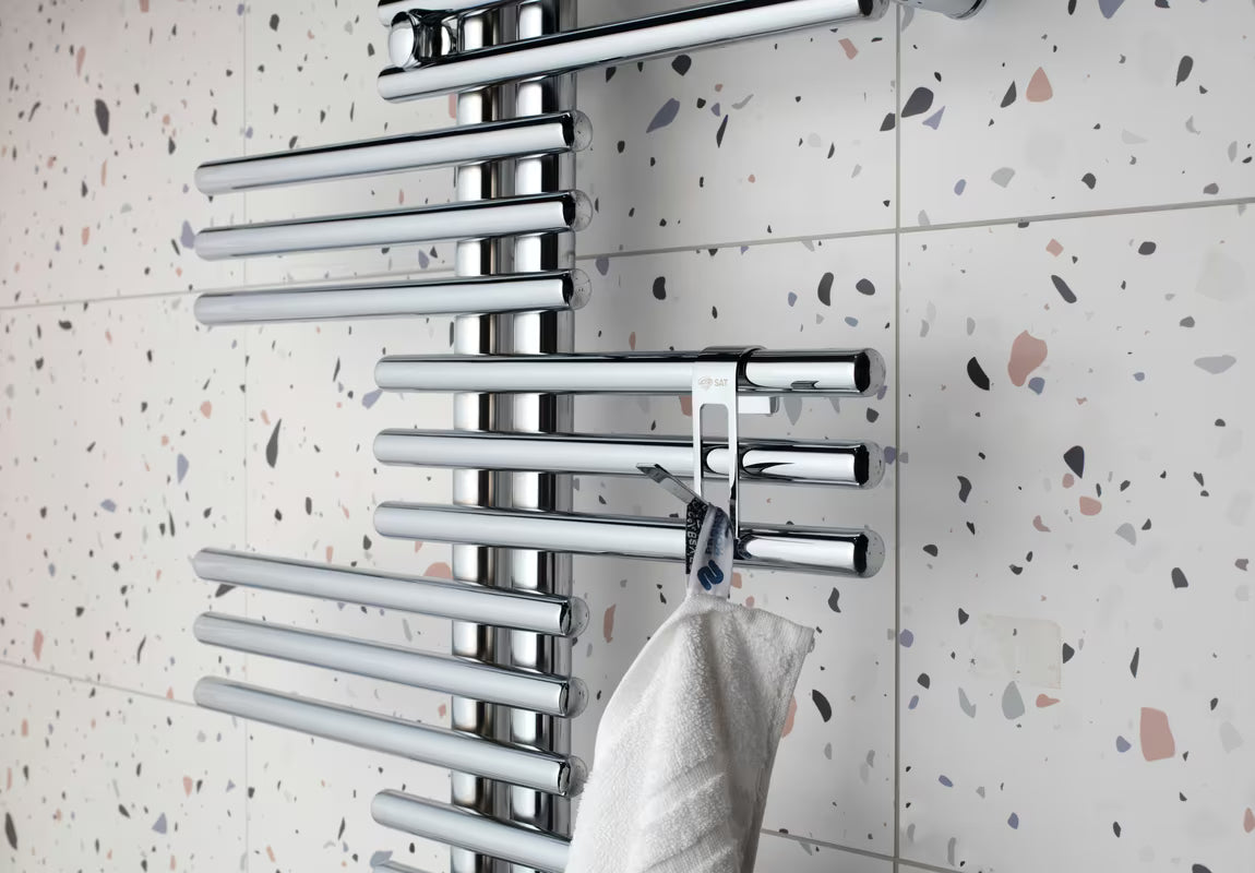 Kromirani metalni kavelj SAT Chrome pro za vješanje na radiator sa zaštitnom 3M trakom