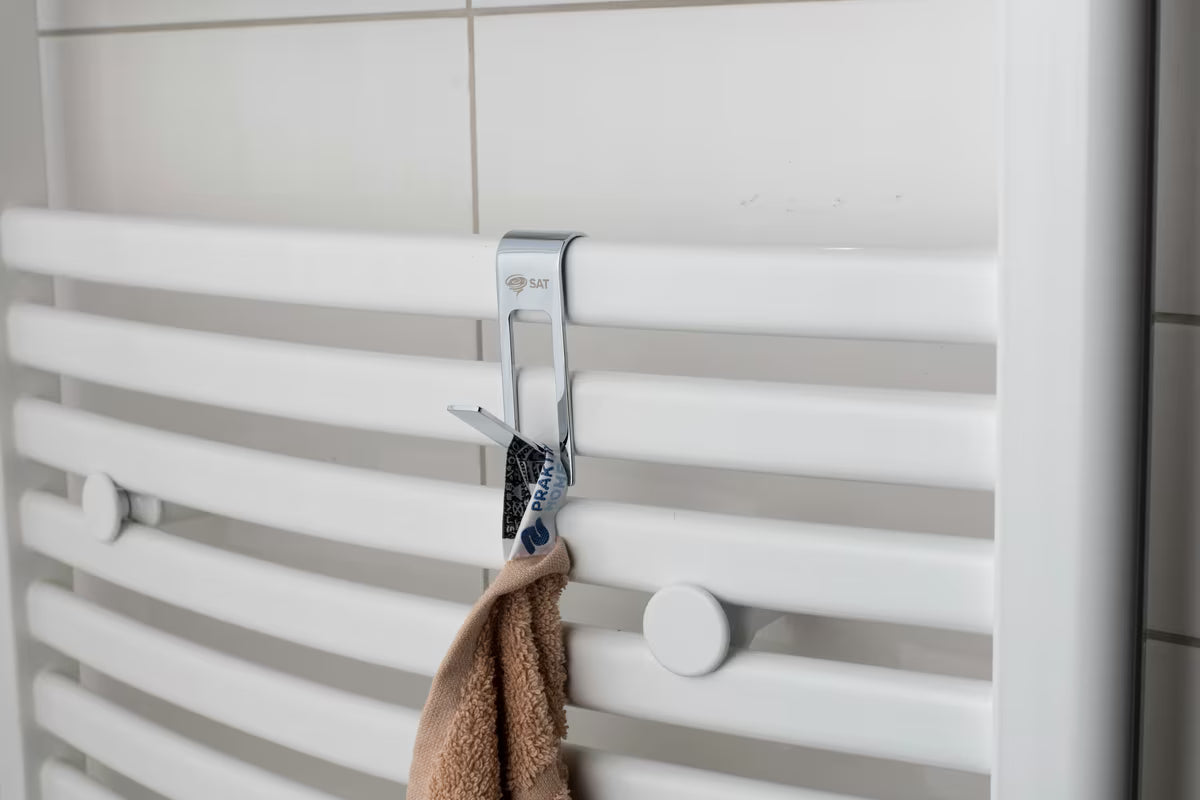 Kromirani metalni kavelj SAT Chrome pro za vješanje na radiator sa zaštitnom 3M trakom