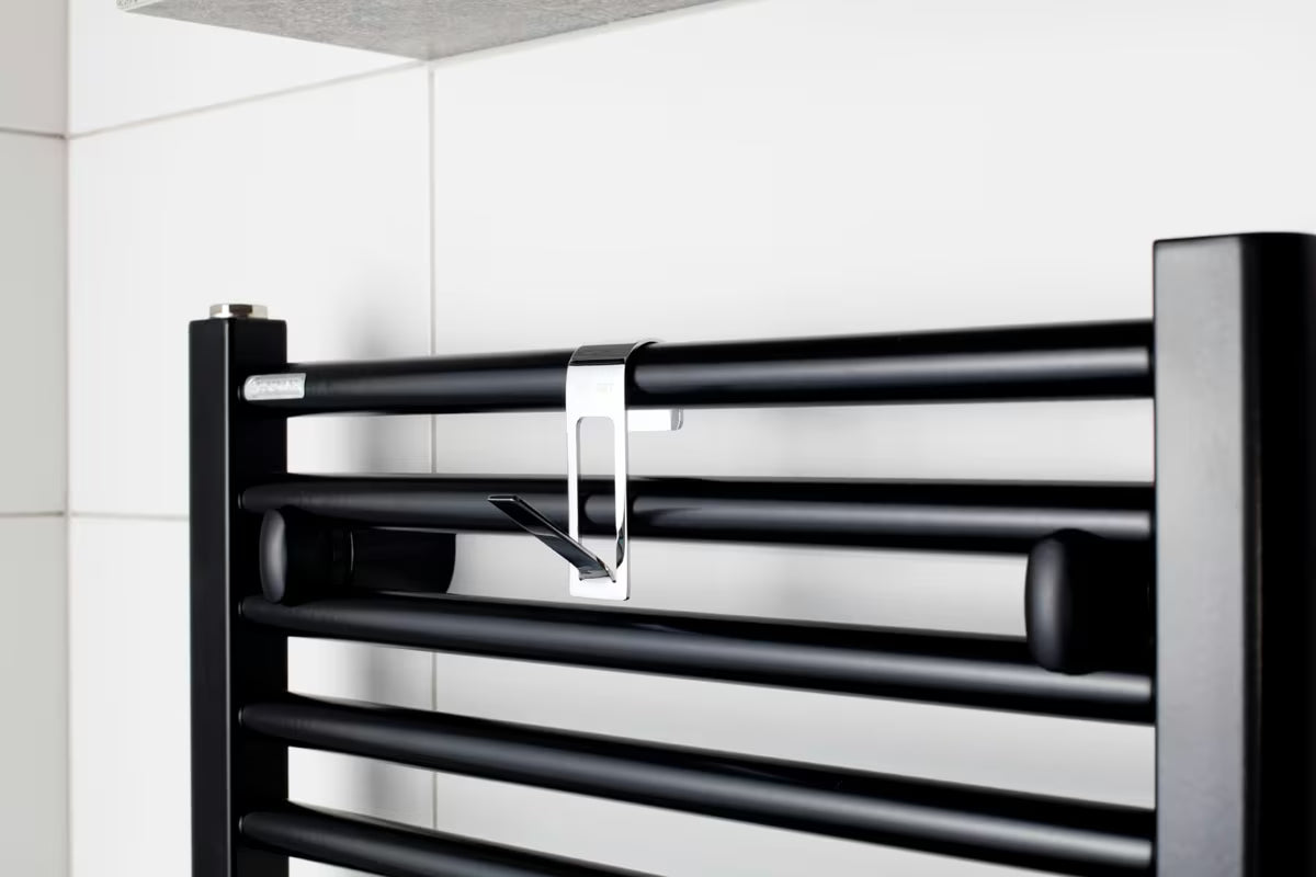 Kromirani metalni kavelj SAT Chrome pro za vješanje na radiator sa zaštitnom 3M trakom