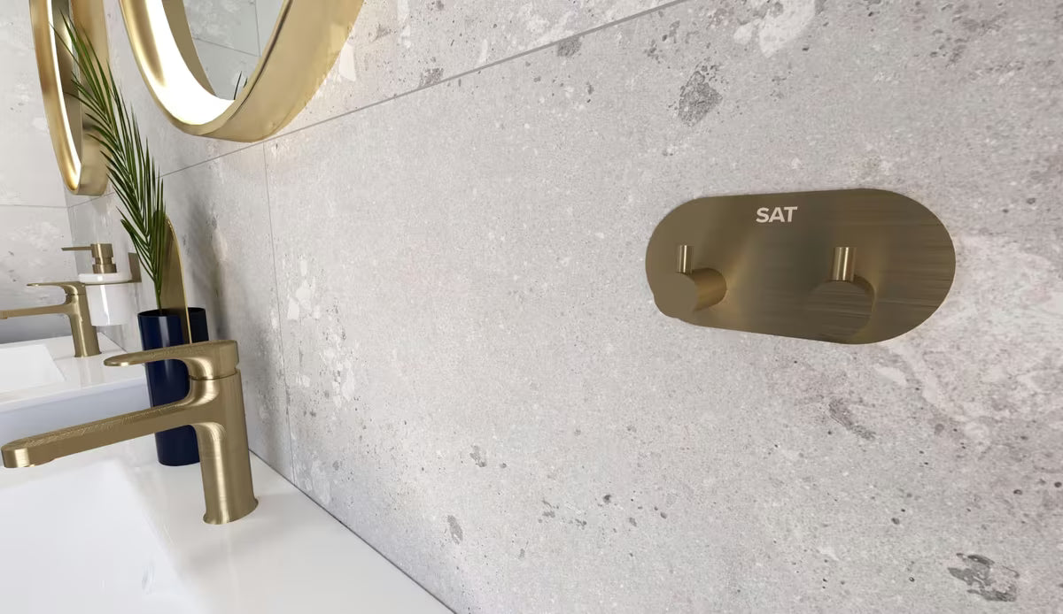 Kopalniški kavelj SAT v brušeni zlati izvedbi pro montaža z lepljenjem brez vrtanja.