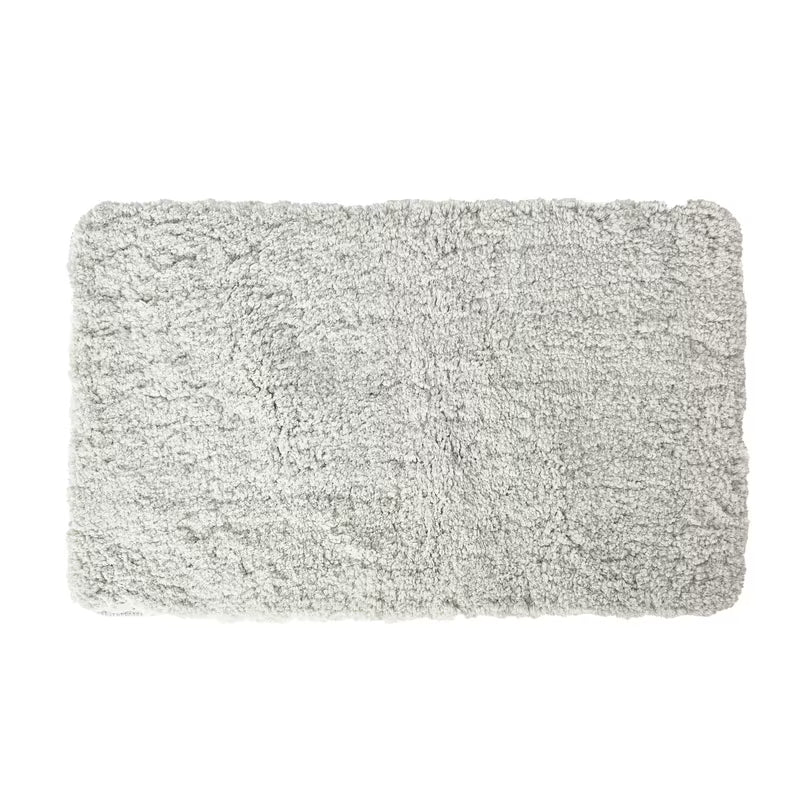 Svetlo siva kopalniška preproga SAT Infinitio z mehkim dolgim vlaknom in protizdrsno spodnjo plastjo.