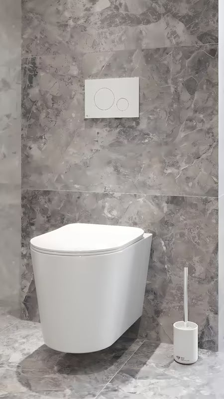 Beli viseča WC školjka SAT Infinitio s skritim pritrjevanjem in sedežem z mehko Zapiranje Soft Close.