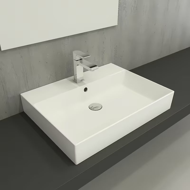 Bel keramični viseči umivalnik SAT Infinitio 60,5x46,5 cm s prelivom in sredinsko odprtino pro za armaturo.