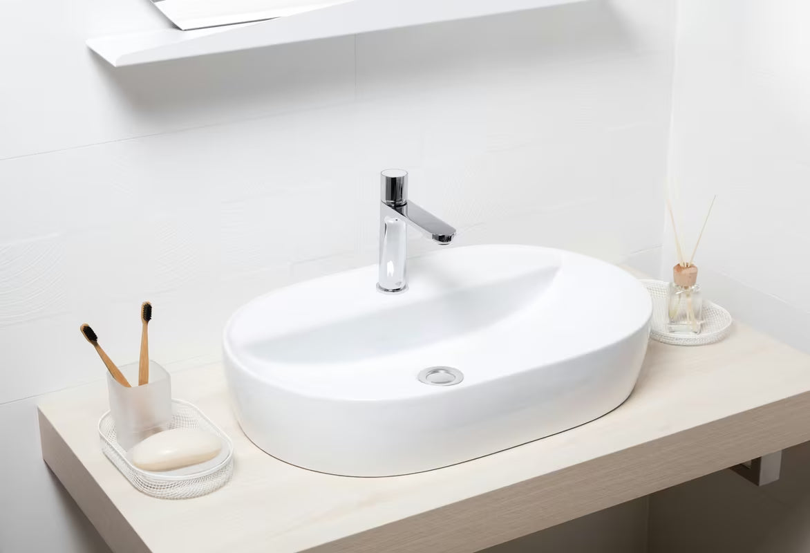 Bijeli keramički ovalni umivalnik na ploščo SAT Infinitio 60 x 40 cm brez preliva s otvorom za pro slavinu
