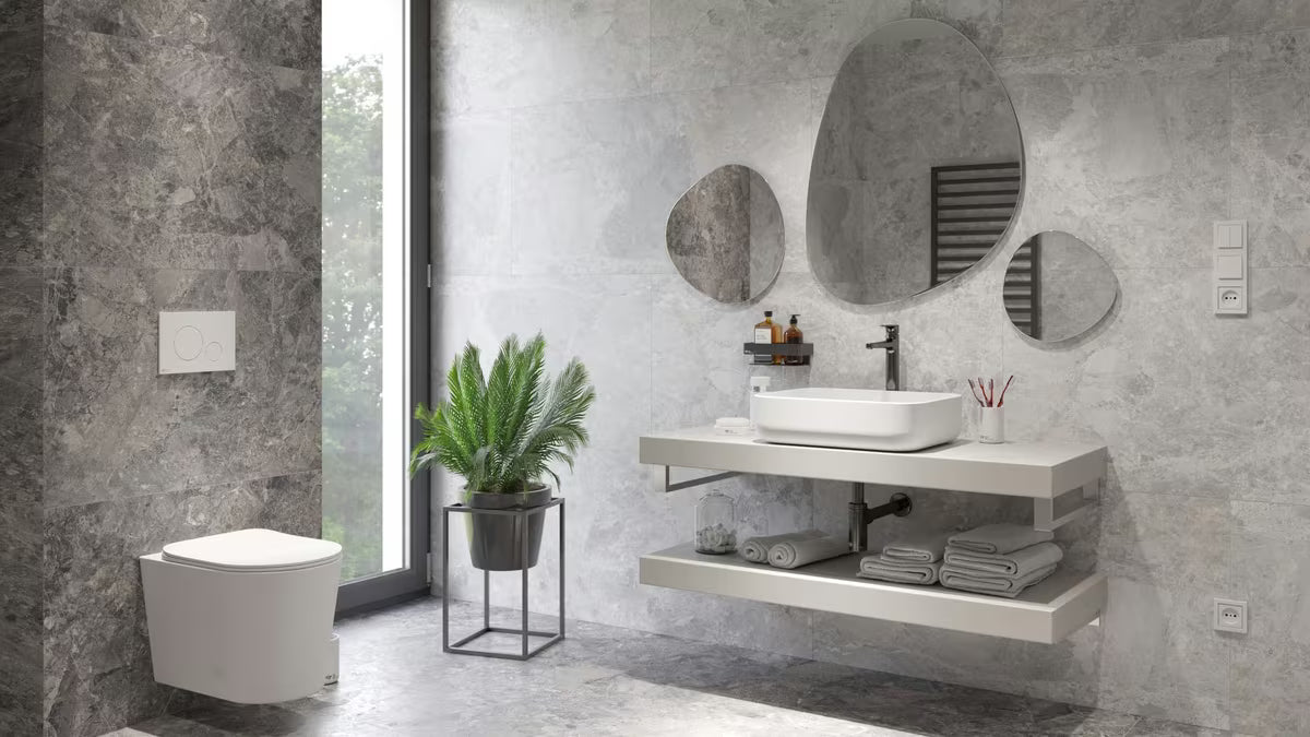 Viseča WC Školjka SAT Infinitio u mat bijeloj boji sa skrivenim pričvršćenjem i sjedalom mehko Zapiranje Soft Close.