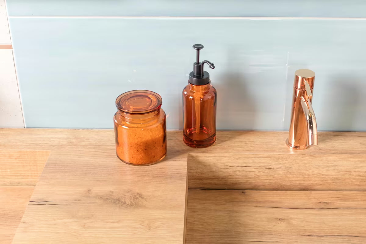 Samostoječi smeđi dozirnik za milo SAT Magic jednostavnog elegantnog dizajna.